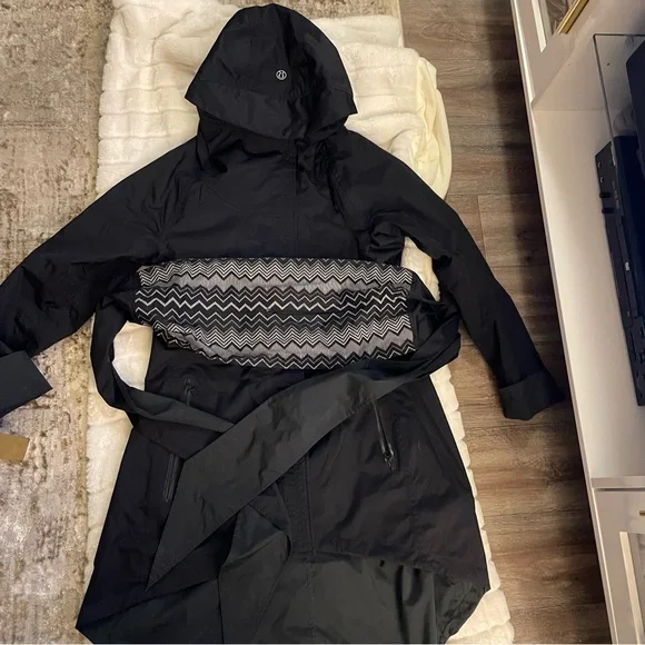 Lululemon raincoat - Picture 1 of 3